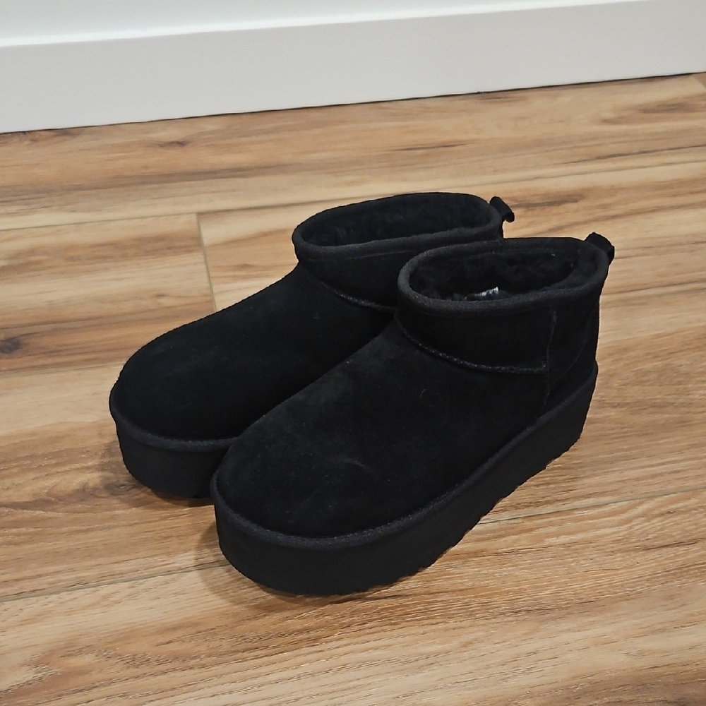UGG Classic Ultra Mini Platform Boots, size 10